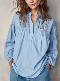 Verfeinerte himmelblaue Bluse mit Spitzenpasse