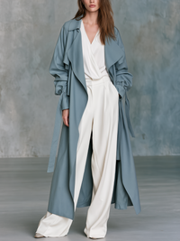 Quiet Luxe Staubblauer Gürtel-Trenchcoat