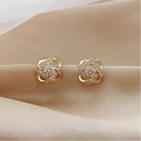Goldene Spiralohrringe mit Kristallen