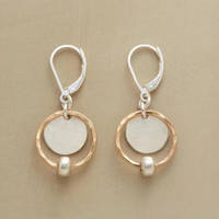Schicke goldene und silberne Ohrringe mit Perlen