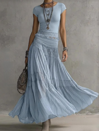SET TOP IN BLAU UND MAXI PLISSEE-RÜCKEN