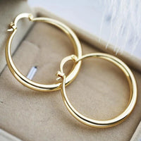 Goldene Ohrringe mit großer Wirkung