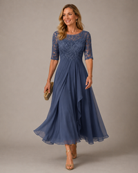 Rosa – Das Flatternde Midi-Kleid aus Spitze