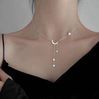 Elegante silberne Halskette mit Mond und Sternen