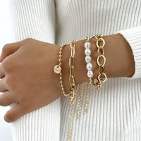 Set aus Goldenen Perlen Armbändern