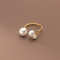 Eleganter Ring mit Trio von Perlen