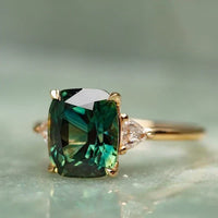 Goldener Ring mit Vintage-inspirierter Stein
