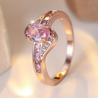 Goldener Ring mit rosa Kristall