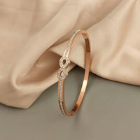 Rigid Infinity Armband mit Exklusiven Kristallen
