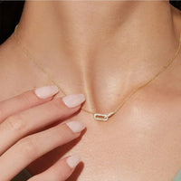 Elegante Halskette mit Wellenförmigem Metallblütenanhänger
