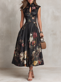 Violetta - Midi-Kleid aus plissiertem Satin in Schwarz mit floralem Muster und Schlüssel-ausschnitt