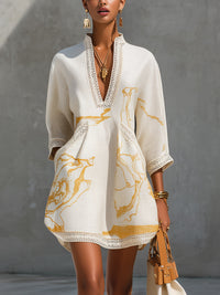 Mini-Kleid aus Häkelspitze mit V-Ausschnitt in gedrucktem Gold-Ivory