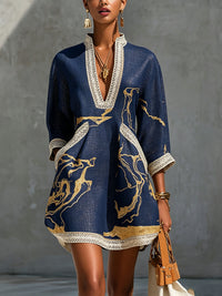 Mini-Kleid aus Häkelspitze mit V-Ausschnitt in Navy mit goldener Druck