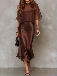 Zweiteiliges Set: Bluse aus braunem Chiffon und Midikleid aus Satin