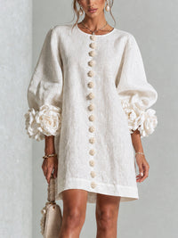 Mini-Kleid in Weiß mit Blumen, Knöpfen und atemberaubenden Blumenärmeln