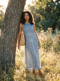 Maren Ärmelloses Maxikleid in Nebel-Indigo Paisley