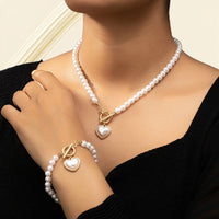 Set aus Armband und Halskette mit herzförmigem Anhänger aus Perlen, 2-teilig