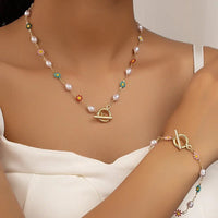 Set aus zarten Frühlingsblütenperlen-Armband und -Halskette