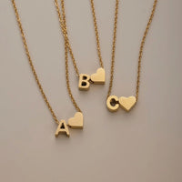Zeitloses Initial-Collier mit Herzanhänger