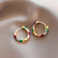 Elegante Ohrringe mit Goldemaille
