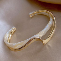 Adriana - Elegantes Armband mit weißem Opal und Vergoldung