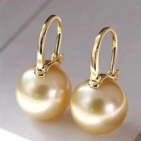 Elegante goldene Ohrringe mit Perlen