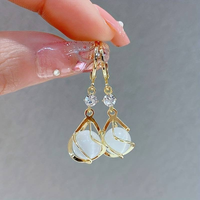 Elegante Hängende Ohrringe mit Weißen Opalen