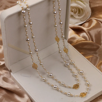 Elegante goldene Kette mit Perlen