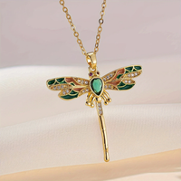Leuchtendes Collier mit grüner Libelle