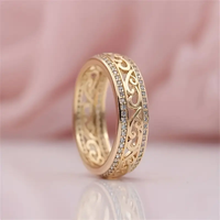 Goldener Filigranring mit Kristallen