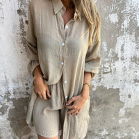 💖Lässiges Damenoutfit bestehend aus einer Bluse mit langen Ärmeln und einer Shorts✨