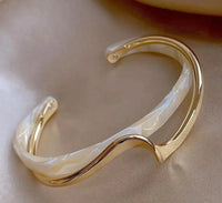 Elegantes goldenes Armband mit weißem Opal